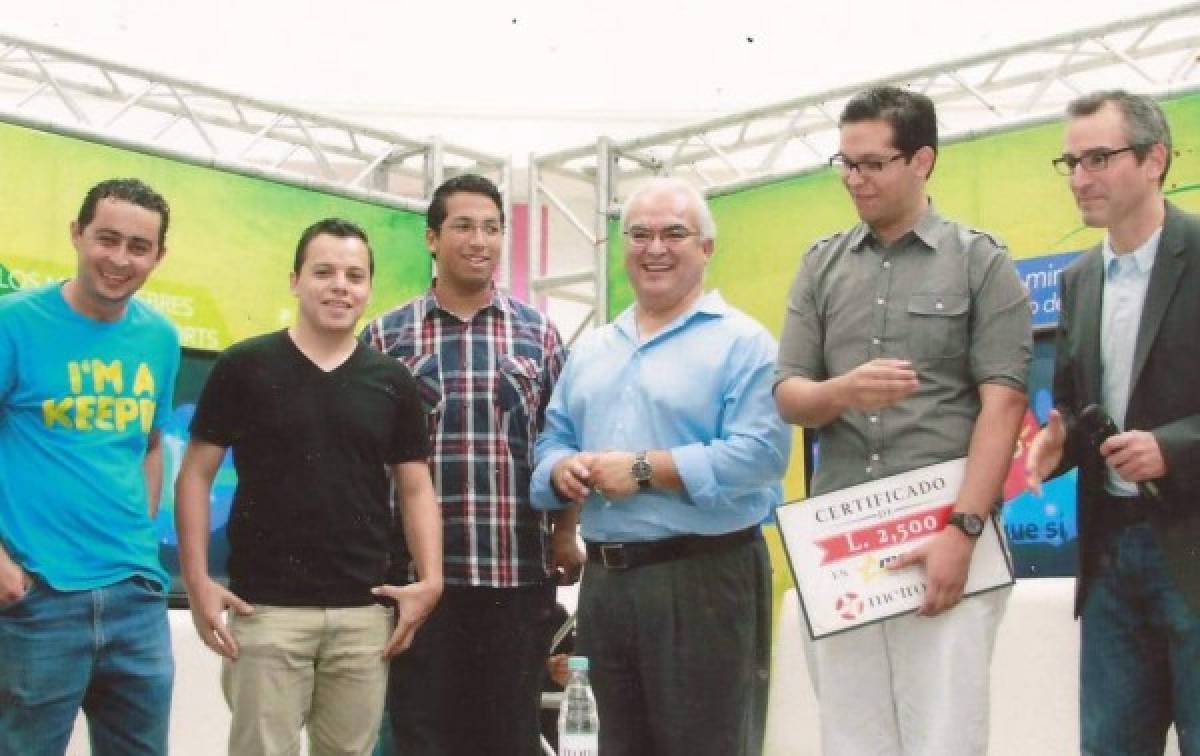 Ricardo Torres (el quinto, de izquierda a derecha) junto a los narradores de Fox Sports, Luis Omar Tapia y Eduardo Biscayart, durante el concurso de Televicentro para ganar un viaje al Mundial de Brasil 2014.