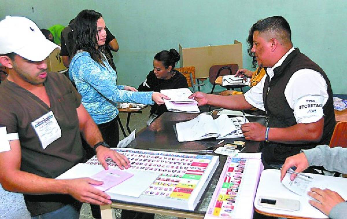 Corrientes quieren las credenciales en blanco, dice el CNE