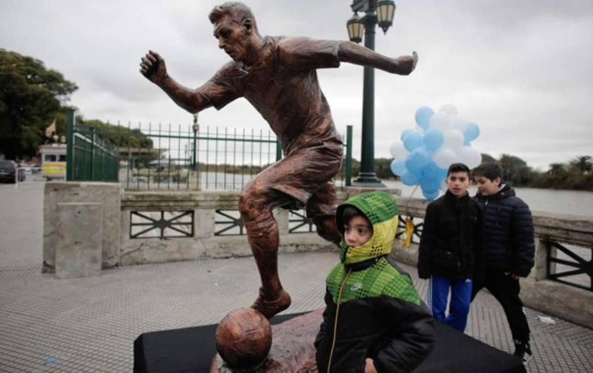 Argentinos no se resignan, inauguran estatua de Messi