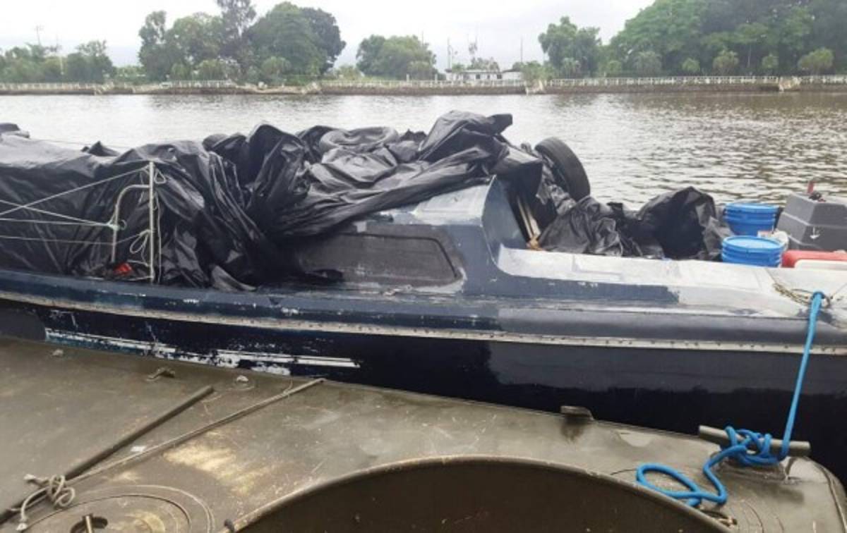 Encuentran abandonado millonario cargamento de cigarrillos en costa norte de Honduras 