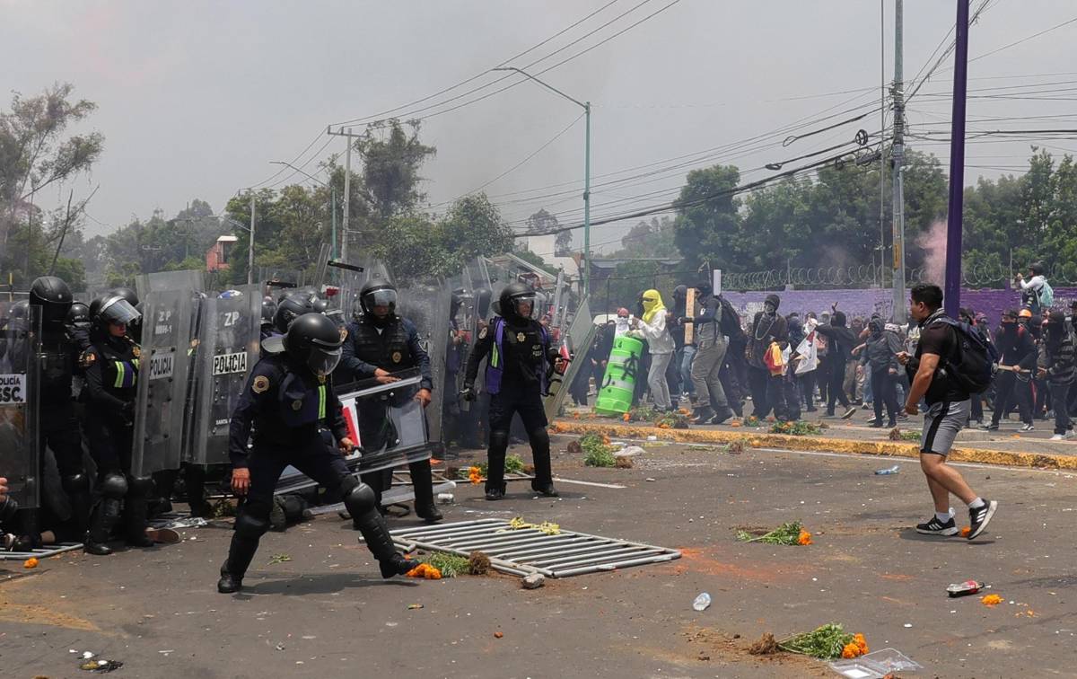 La jornada inaugural del Mundial en México deja 19 detenidos y 11 policías heridos