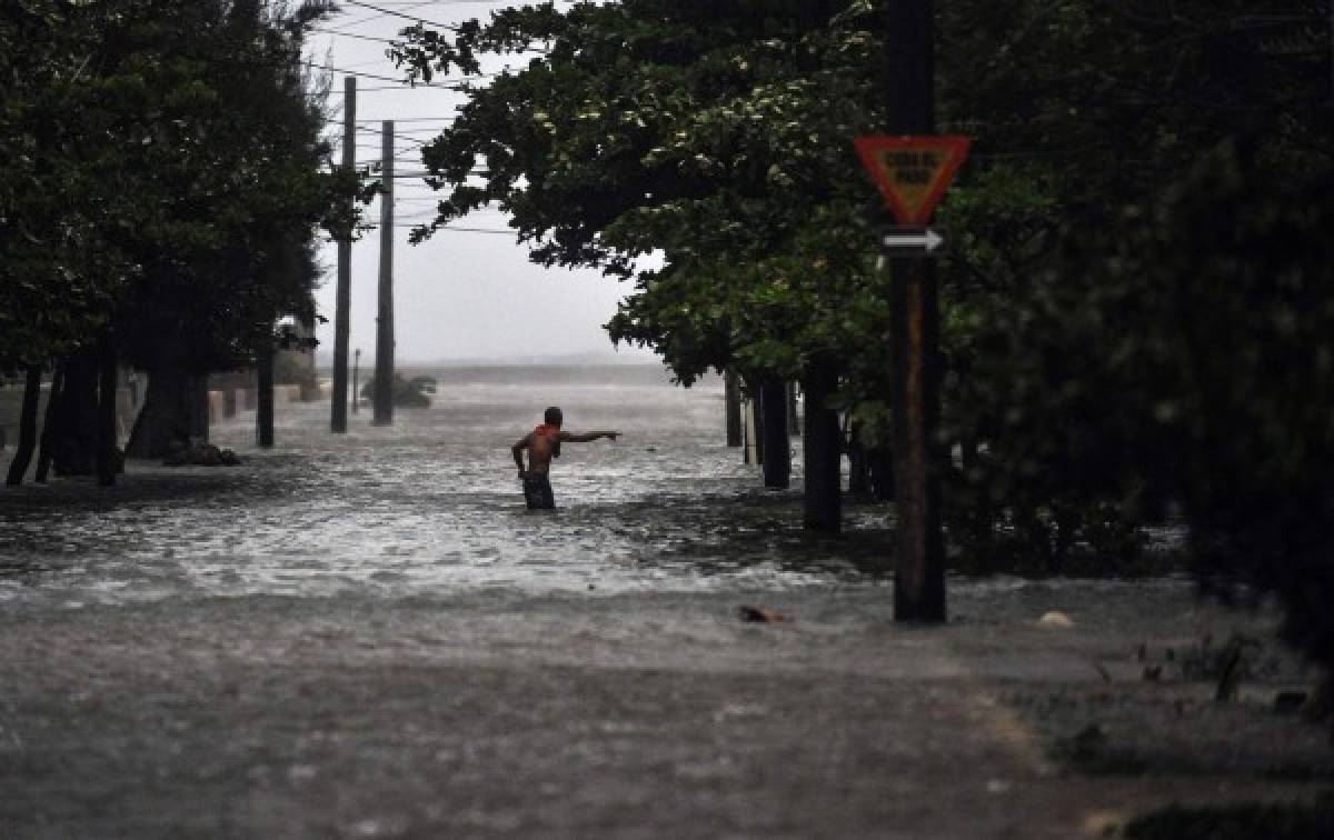 Huracán Irma se enfila lentamente hacia Florida sin dejar de azotar Cuba  