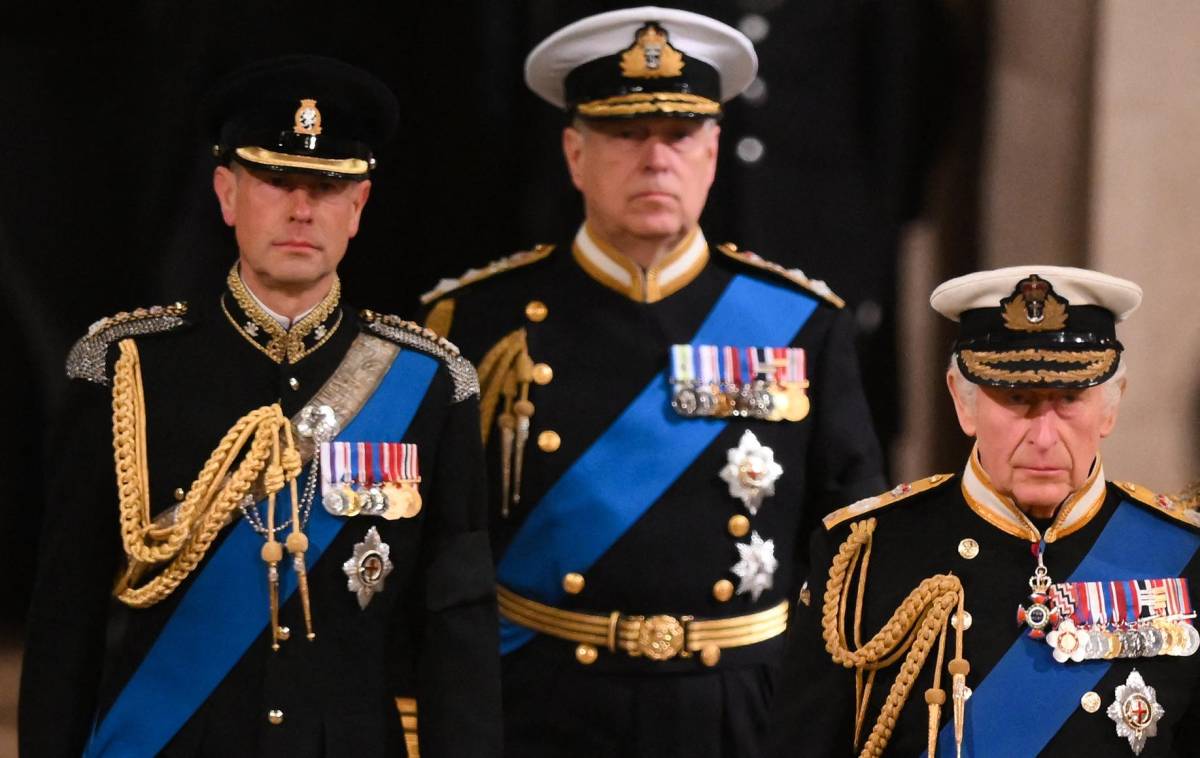 El príncipe Carlos acompañó a sus hermanos Carlos, Eduardo y Ana en la Vigilia de los Príncipes. El nuevo rey le permitió lucir su uniforme militar.