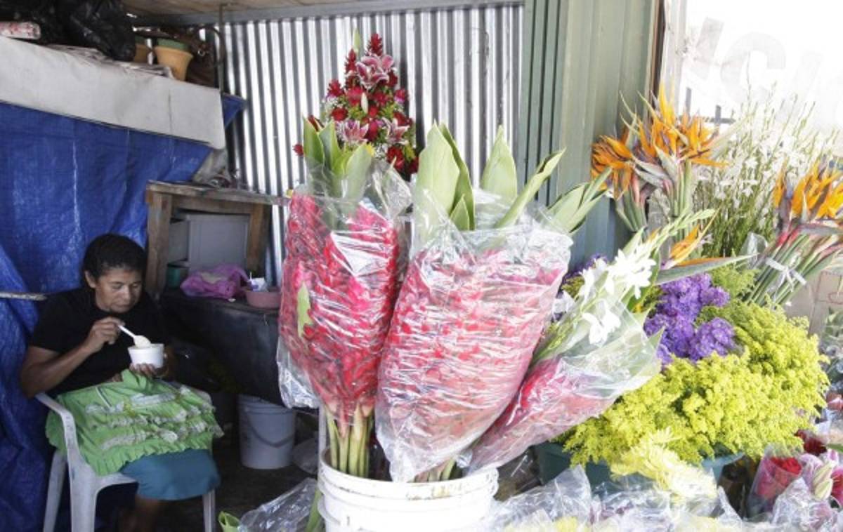 Honduras: El Día de Difuntos desencadena mayor flujo comercial en la ciudad