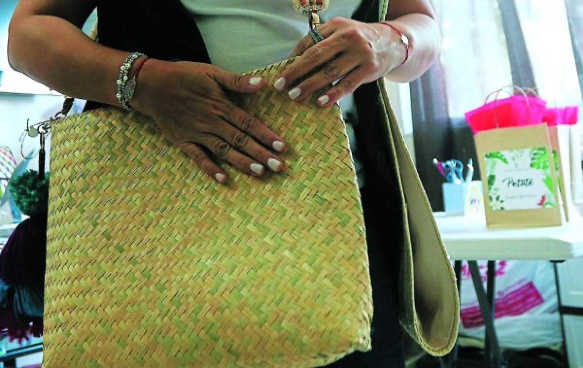 Un bolso de petate natural es una de las prendas que gusta a los clientes. Fotos: Alex Pérez/EL HERALDO