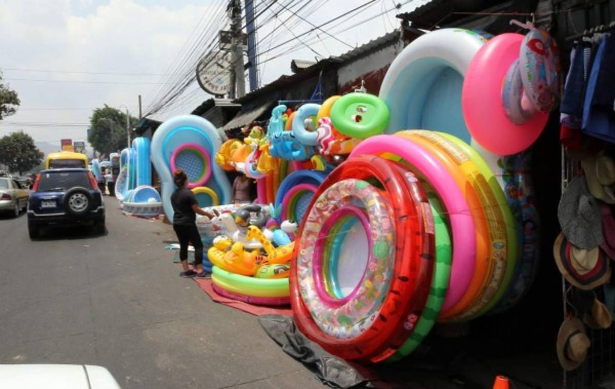 Semana Santa reactiva las ventas de productos alusivos al verano en la capital de Honduras
