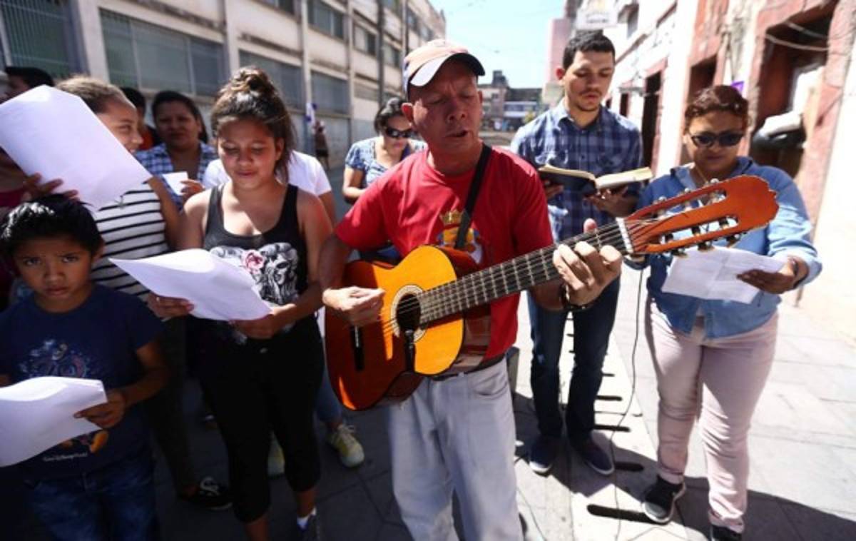 Fieles piden por la paz y cese de la corrupción durante el viacrucis
