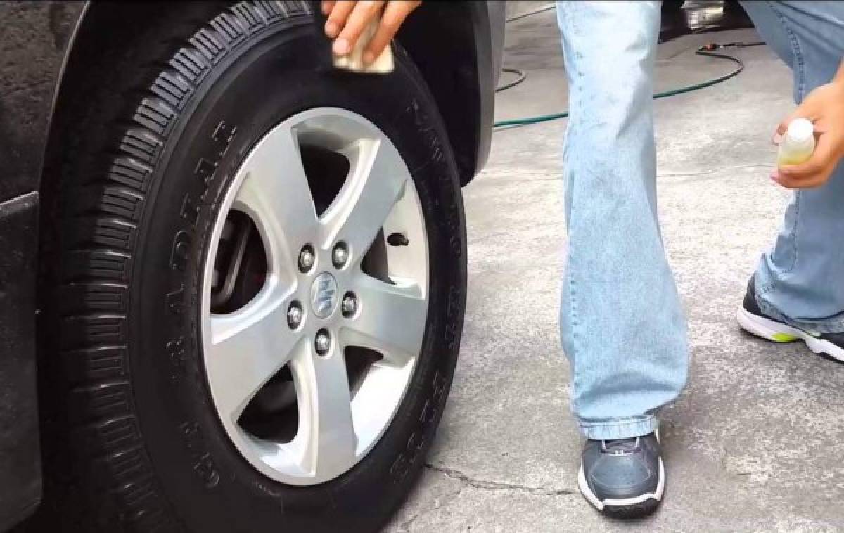 Cómo limpiar las llantas del coche sin hacer un máster