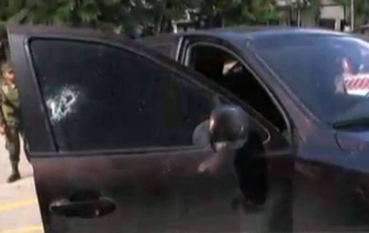 El vehículo que presentaba varias perforaciones por impacto de balas y tenía dificultades para arrancar tras el tiroteo fue retirado del lugar por una persona (Foto: El Heraldo Honduras/ Noticias de Honduras)
