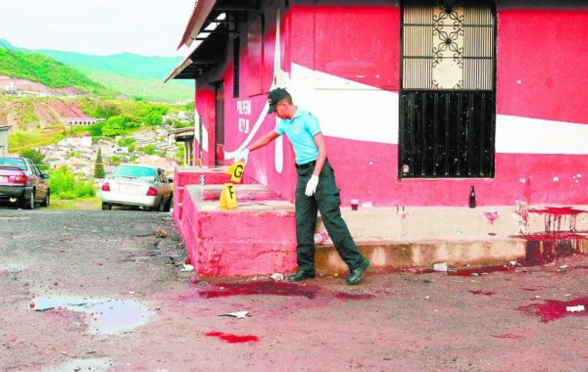 Manchas de sangre quedaron esparcidas en el lugar donde se registró la balacera que dejó ocho personas muertas.