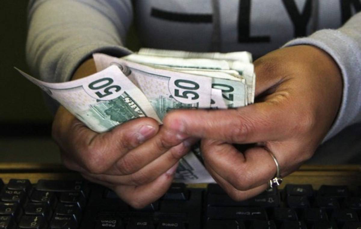 Bolivian military police control the people compliance of the quarantine ordered by the government at a check point at El Alto, Bolivia, on April 30, 2020. (Photo by AIZAR RALDES / AFP)