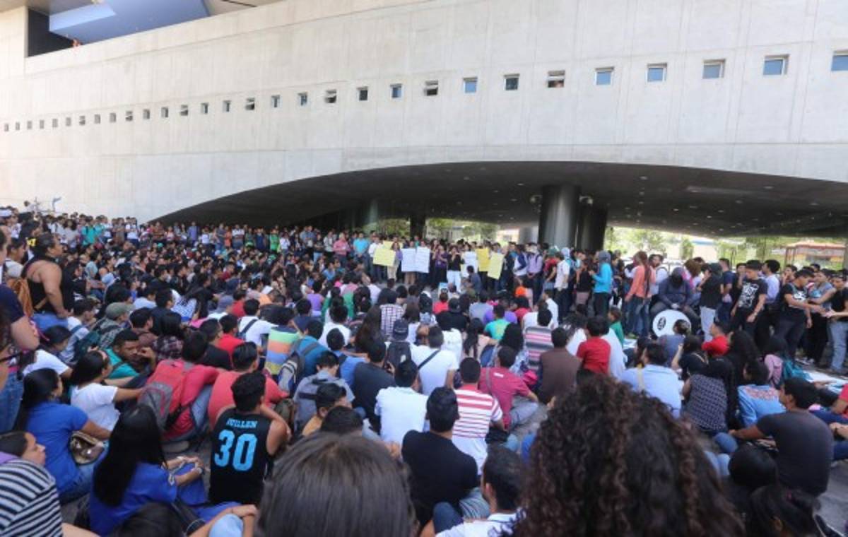 Alumnos no ceden, ya van dos semanas de tomas en la UNAH