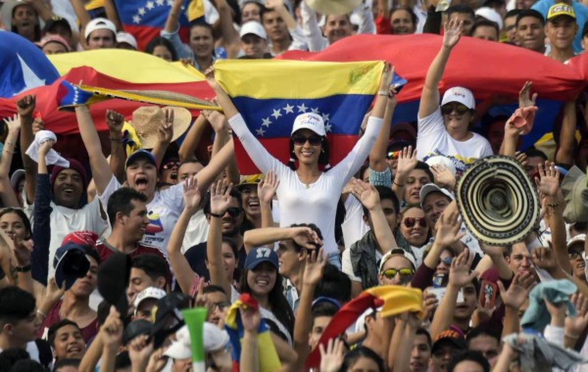 Vestidos de blanco, miles llegan a megaconcierto en la frontera con Venezuela