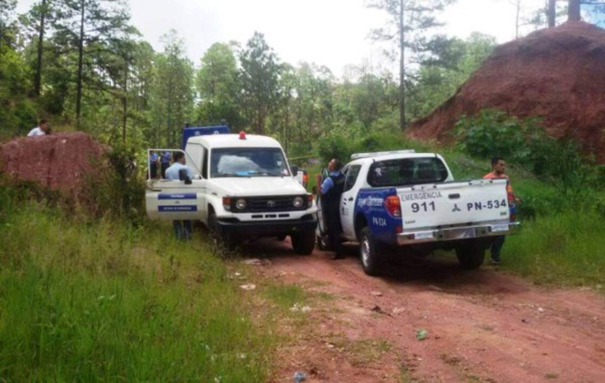 Desconocidos arrojan persona 'ensabanada' desde vehículo en SPS