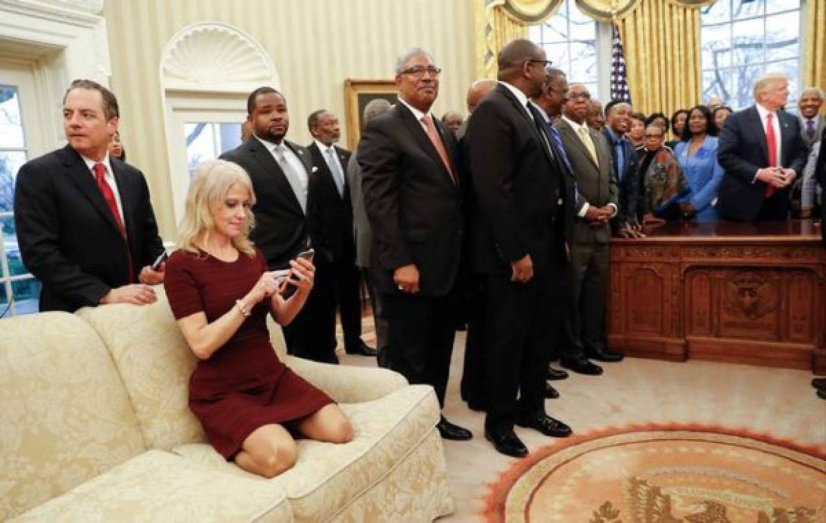 Asesora de Trump criticada por sentarse con los pies encima de un sofá del salón Oval   