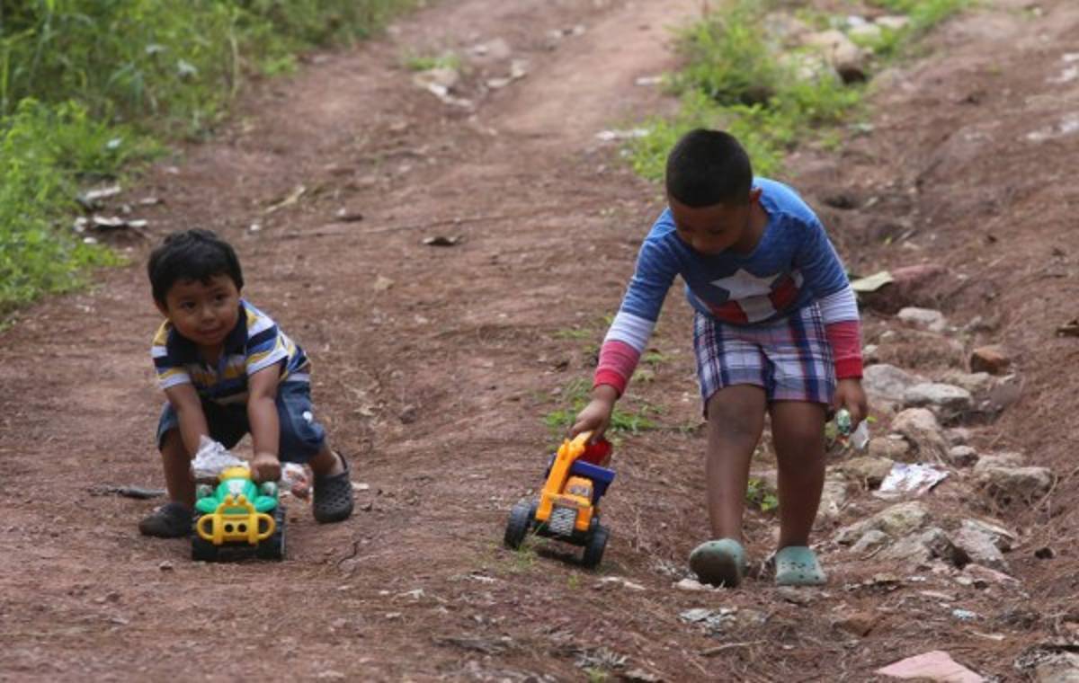 Pequeños de la zona oriental capitalina sonríen luego de recibir un obsequio