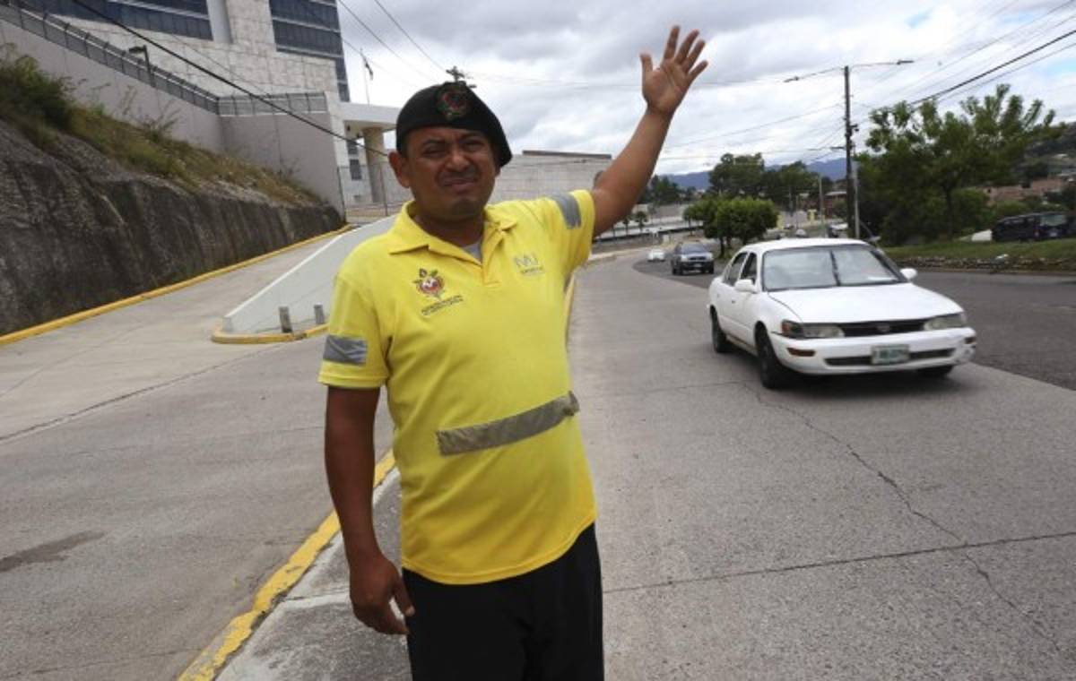 Pone orden en calles y regala risas en buses