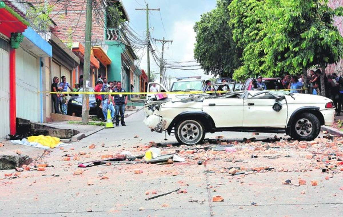 La camioneta de Cindy Mariel Argüello Inestroza quedó parcialmente destruida tras el fuerte impacto.