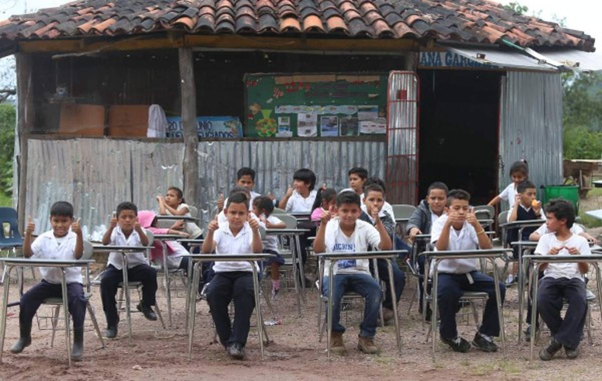 Llevamos pupitres a dos escuelas de la periferia del Distrito Central