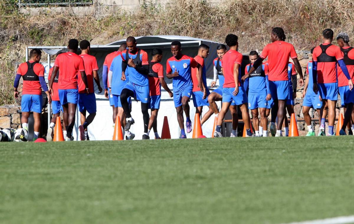 Jugador entrena solo y nuevas caras; la última práctica de Olimpia para debut en el Clausura