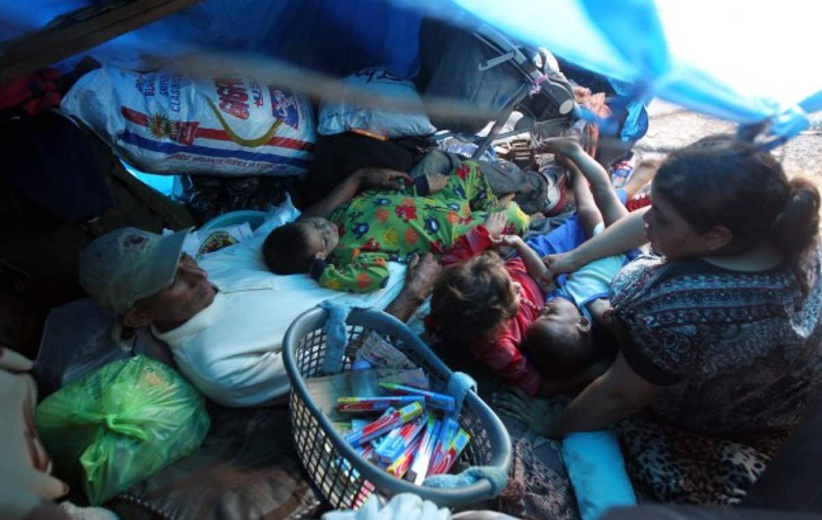 Familia vive en mediana del bulevar del Norte