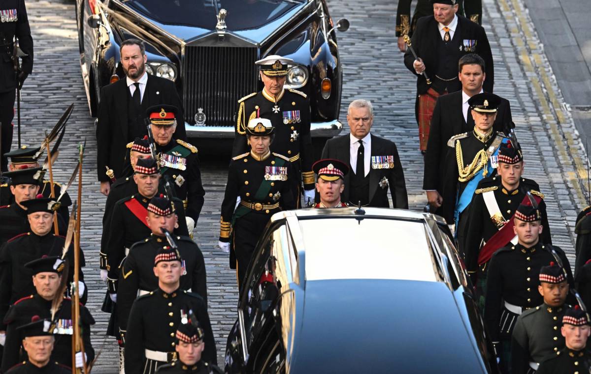 La princesa Ana marchó junto a sus tres hermanos atrás de los restos de su madre.