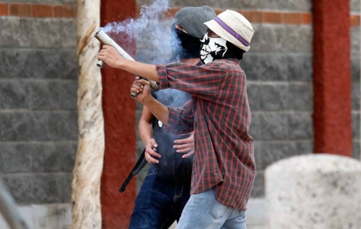 Chimbas, palos, piedras y hondas caseras en protesta frente a la UNAH