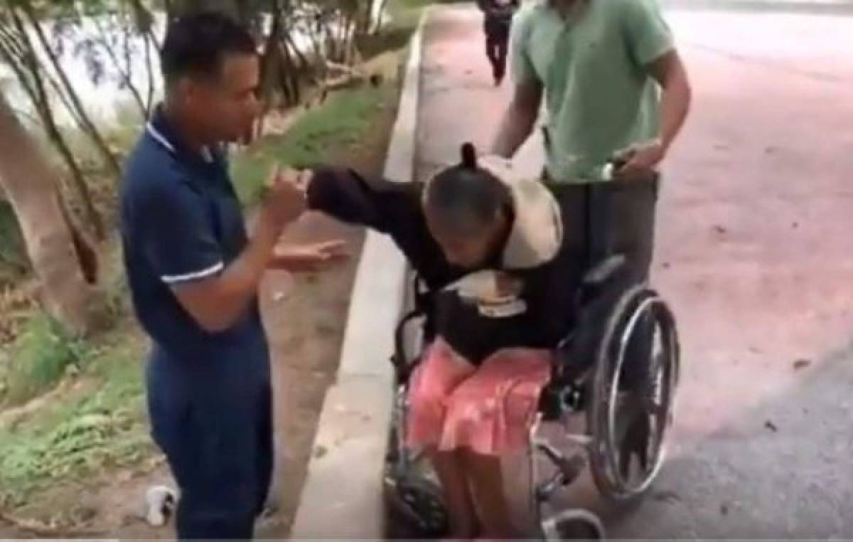 Un hombre la carga y la lleva hasta una piscina.