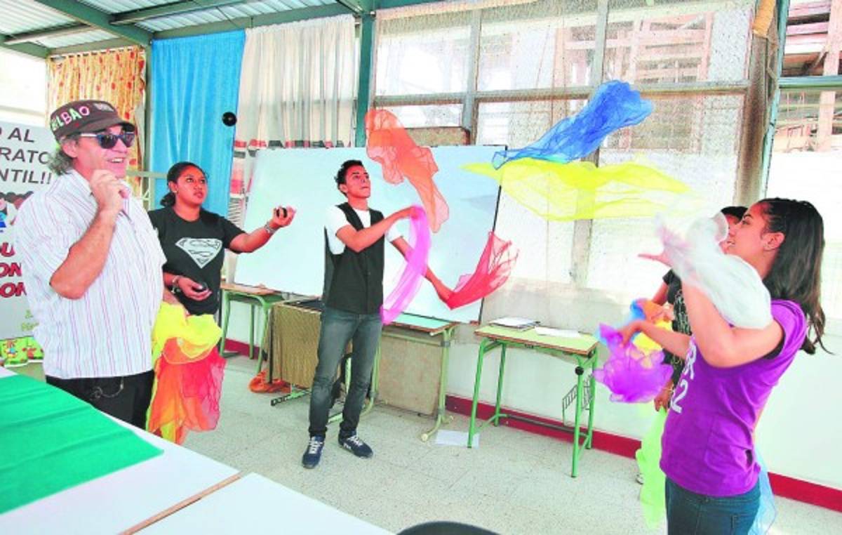 Jóvenes capitalinos aprenden magia para dibujar sonrisas