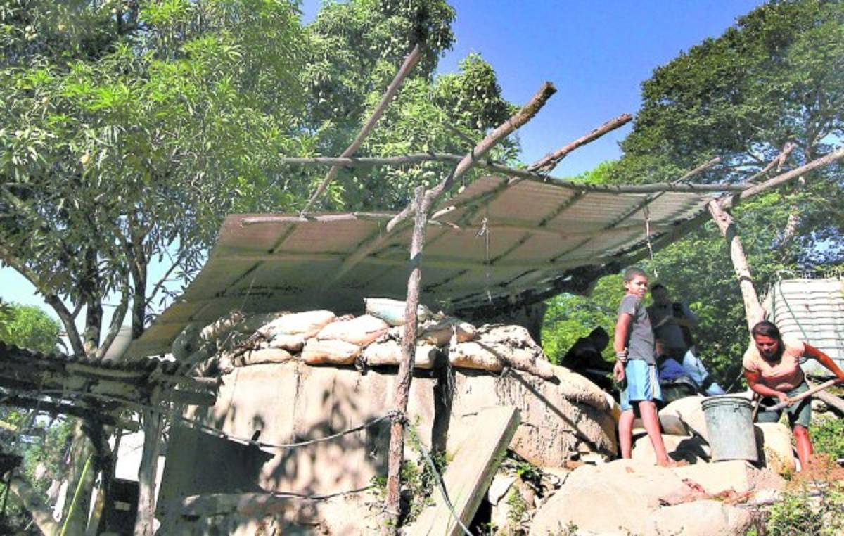 Ahora sobreviven de los residuos del oro