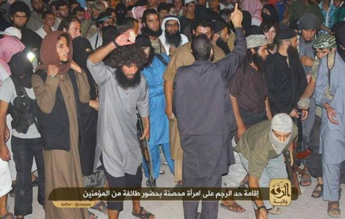  Terroristas del Estado Islámico lapidaron a una mujer en Siria