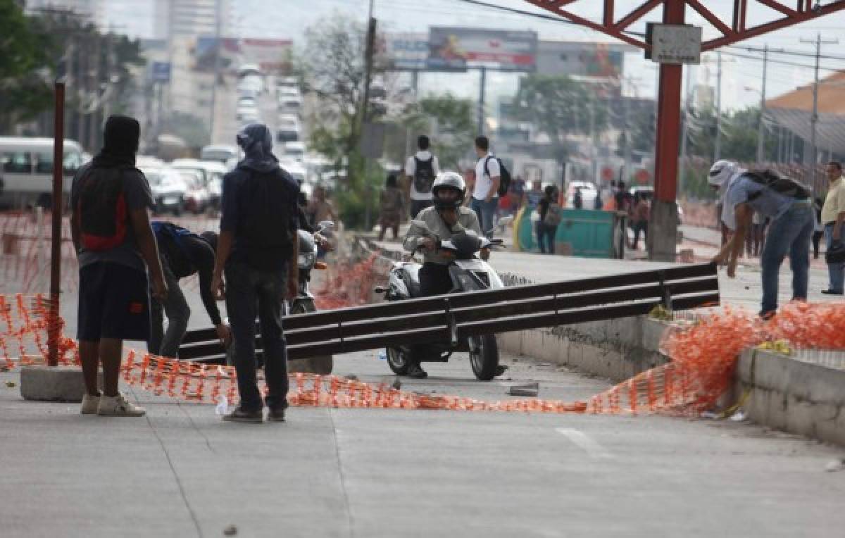 Batalla campal entre estudiantes de la UNAH y Policía Nacional