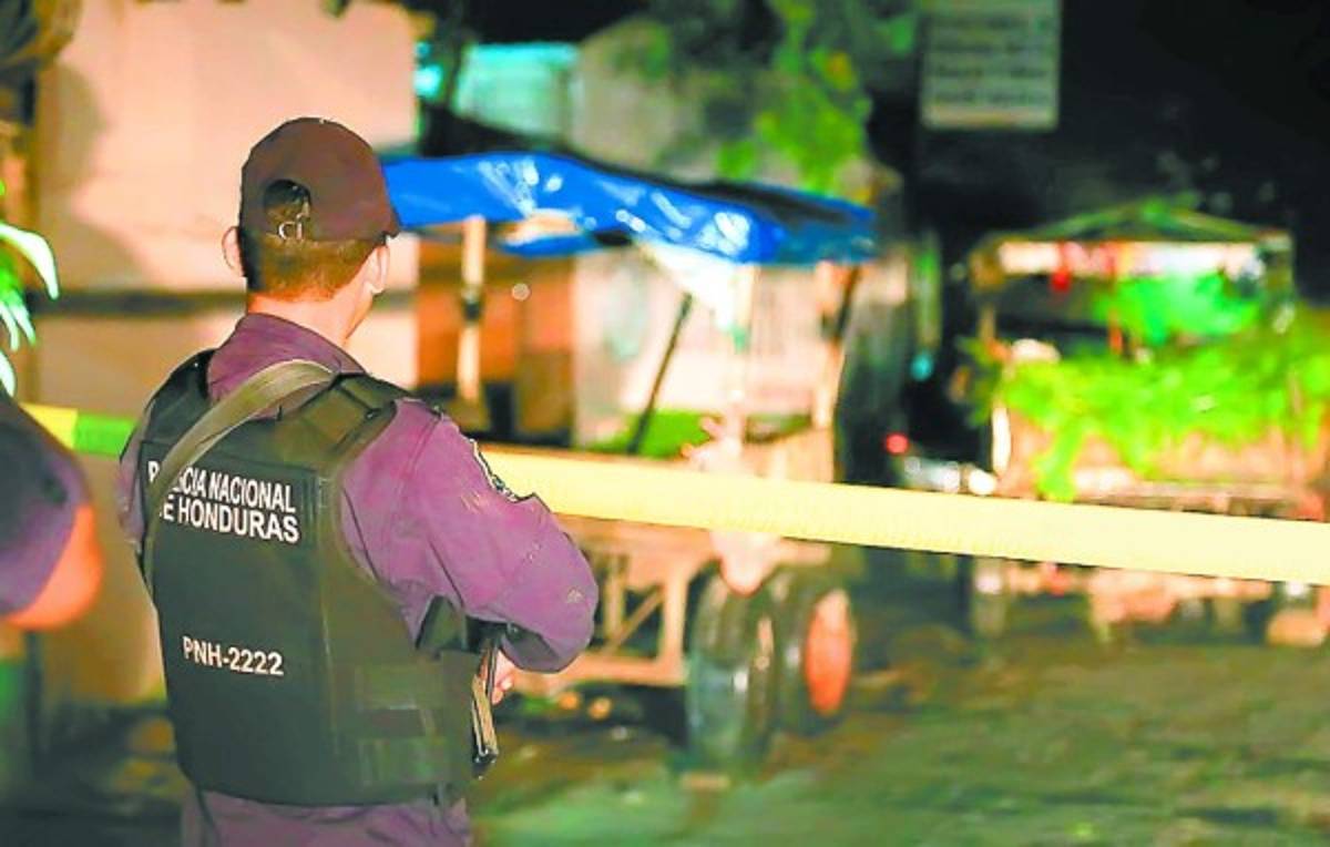 Honduras: Frente a escuela ultiman a padre e hijo