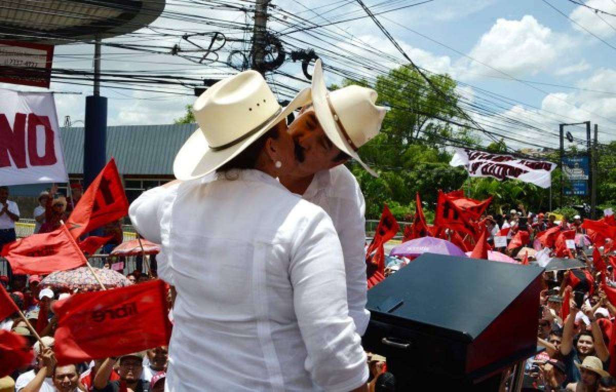 Muestras de cariño entre Manuel Zelaya y Xiomara Castro en el plantón frentre al TSE, en Tegucigalpa Honduras, foto: Orlando Sierra/ Agencia AFP