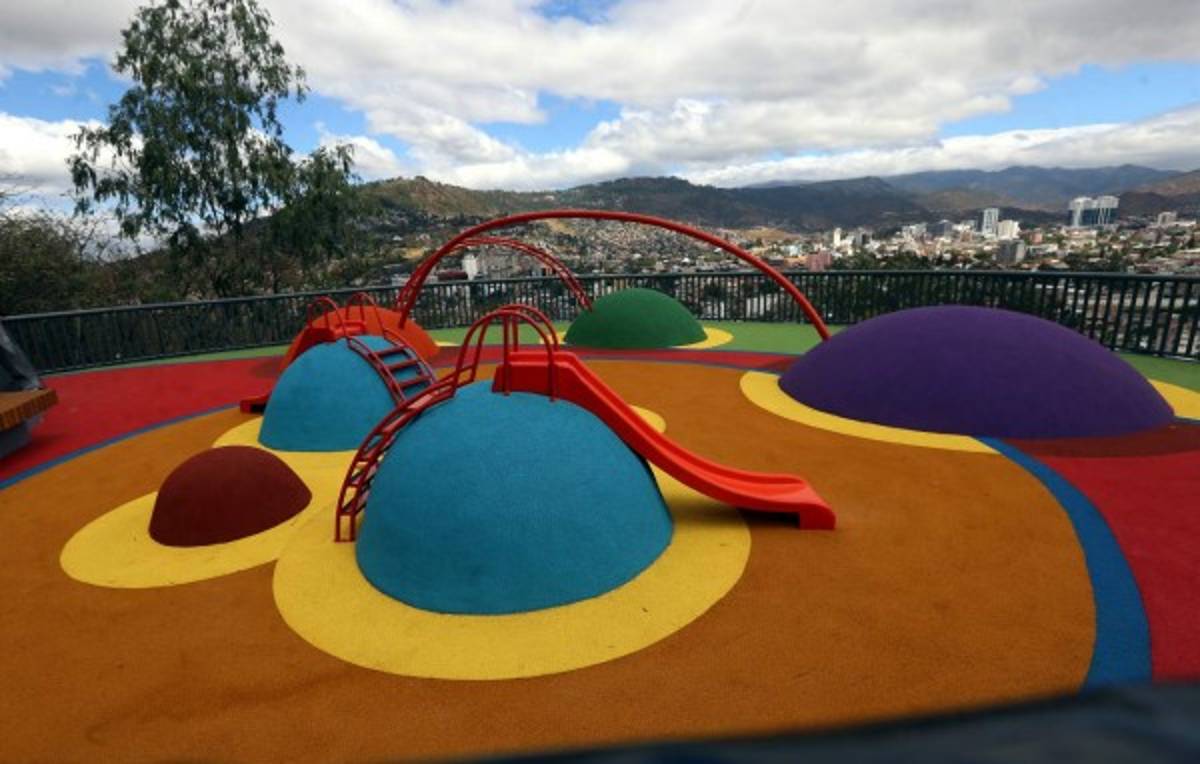 La glorieta de juegos infantiles representan una inversión de 2.4 millones de lempiras. Foto: Alex Pérez/EL HERALDO.