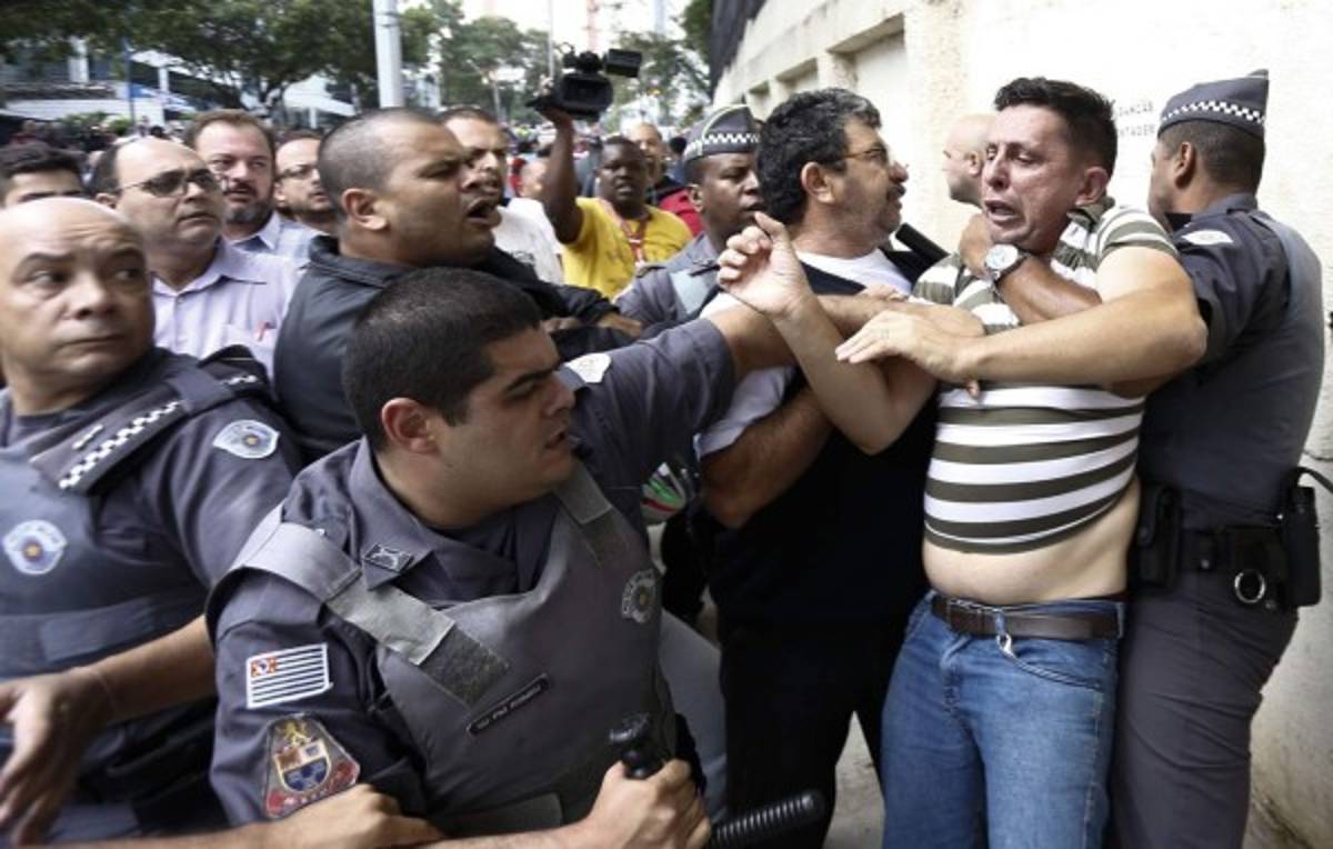 Policía brasileña allana la casa de Lula y lo lleva a declarar por fraude Petrobras