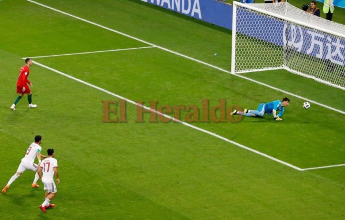 Cristiano Ronaldo tomó el balón, se perfiló y disparó hacia el palo izquierdo, pero no con la potencia suficiente. Foto AFP