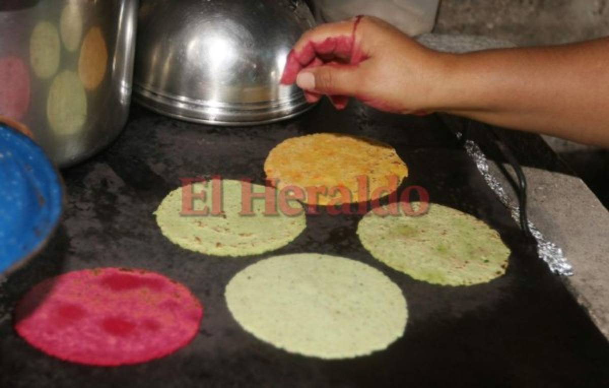 Doña Yesenia Rivera, la hondureña que a fuego lento fusiona el maíz con un sano color