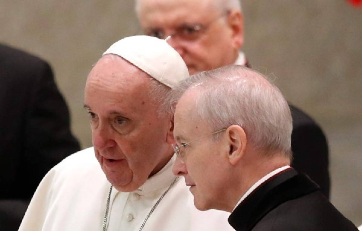 El papa Francisco culpa al covid-19 de la distancia con los fieles y no usa mascarilla