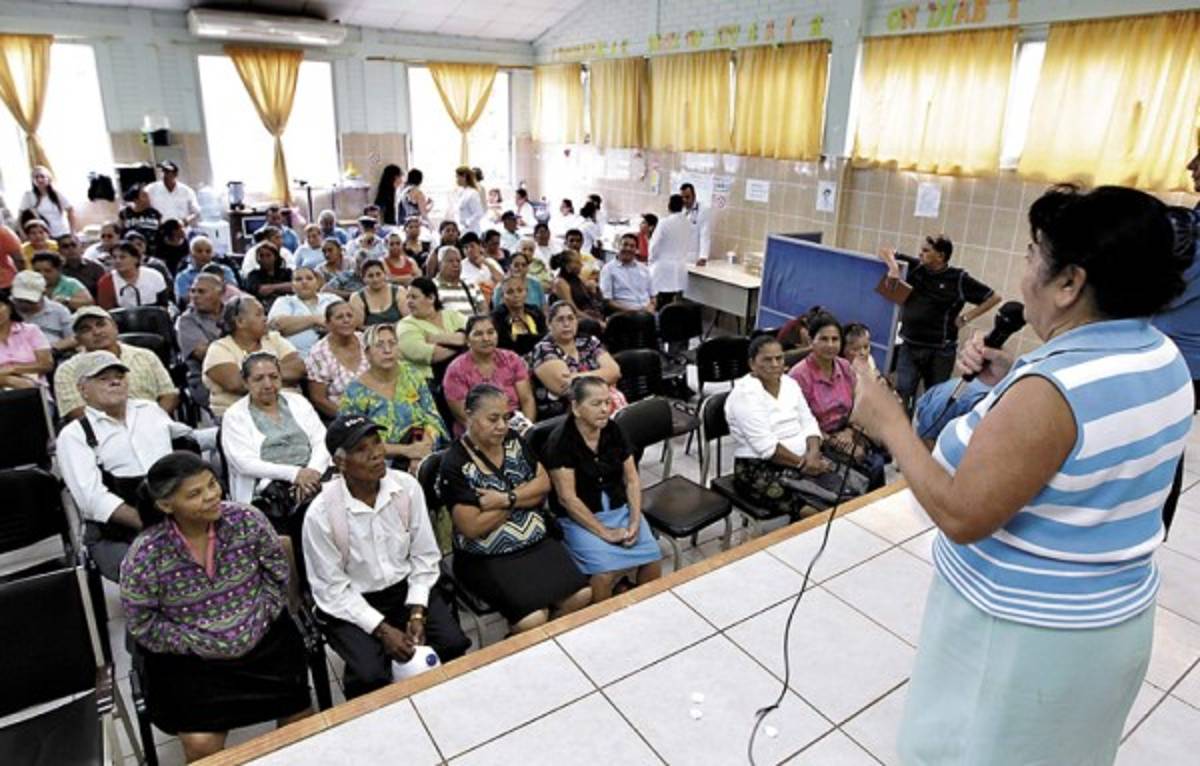 Pacientes diabéticos protestan por cambio de personal de Salud