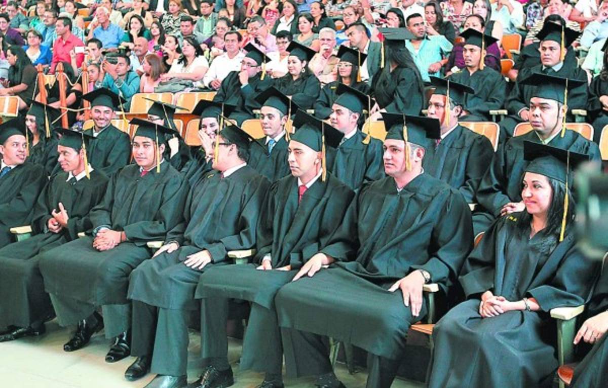 UNAH graduó 3,777 profesionales en 2014