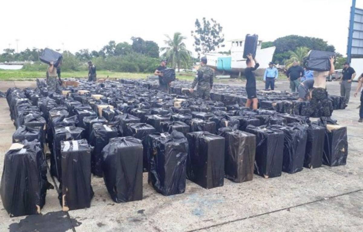 Encuentran abandonado millonario cargamento de cigarrillos en costa norte de Honduras 