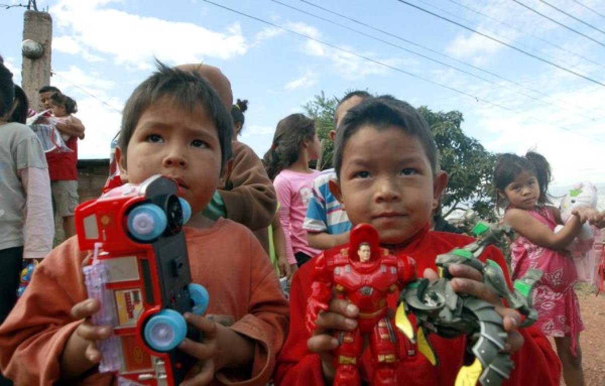 Llevamos juguetes a un centenar de niños del oriente de la capital