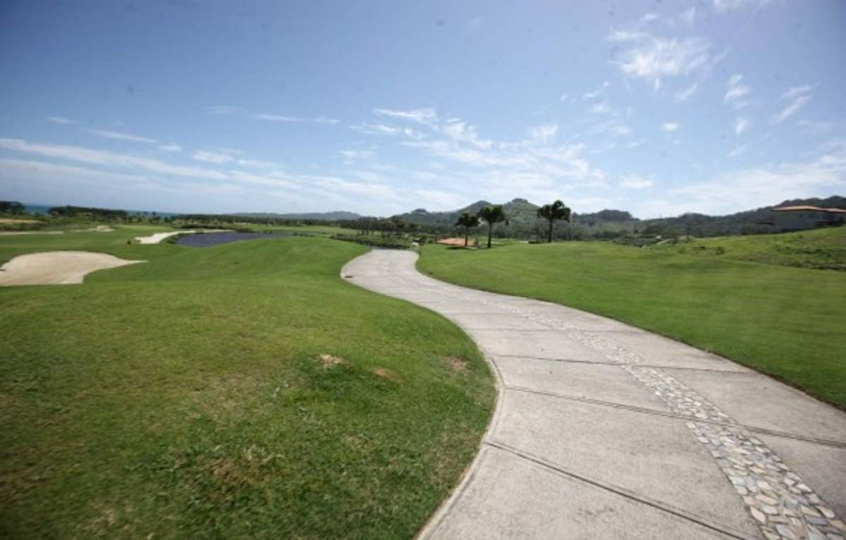 Disfrute el golf, playa y buceo en el club Pristine Bay Resort