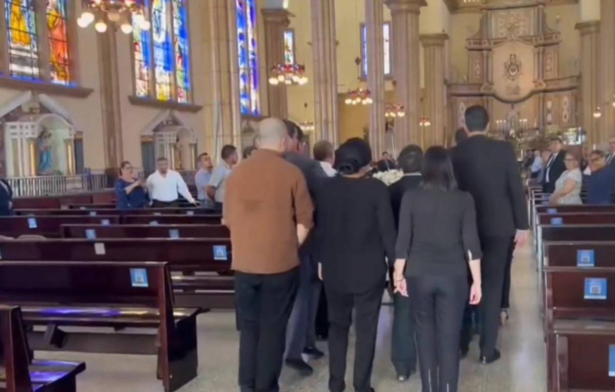 Sus familiares llevaron el ataúd de Noé Bustamante dentro de la Basílica de Suyapa.