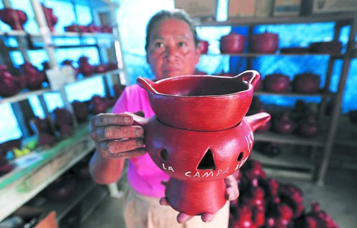 Olivia Pérez, prodigiosas manos que tallan el barro