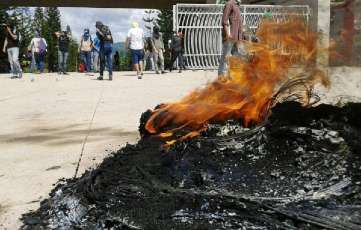 Policía desaloja a manifestantes frente a la UNAH