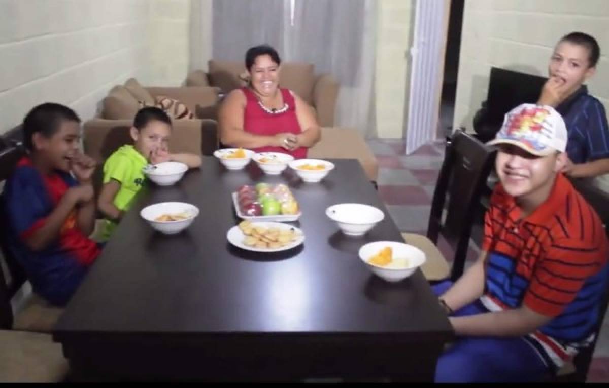 Bloguera hondureña hace realidad el sueño de una familia