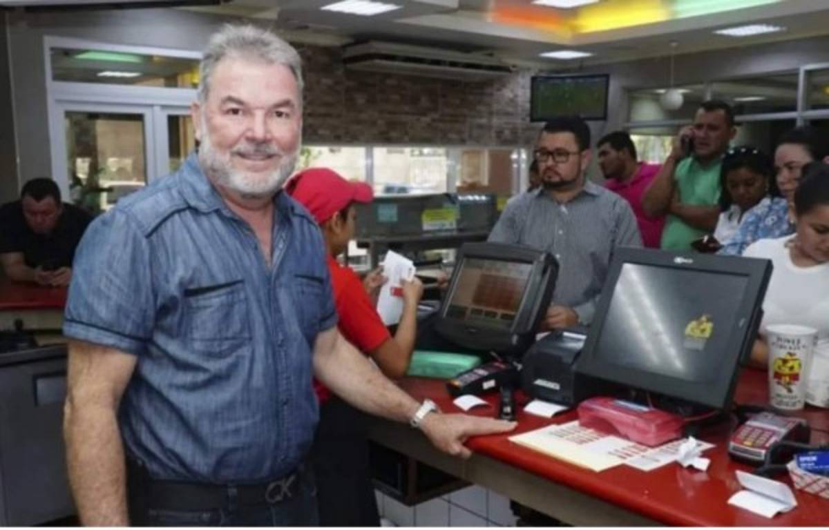 Huelgas de hambre, gallinas e indecisión política: Las polémicas de Roberto Contreras