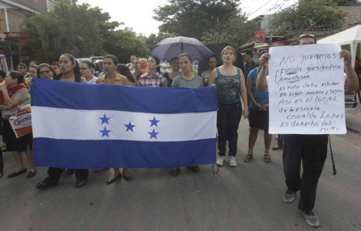 Padres anuncian protestas en contra de fusión de escuelas